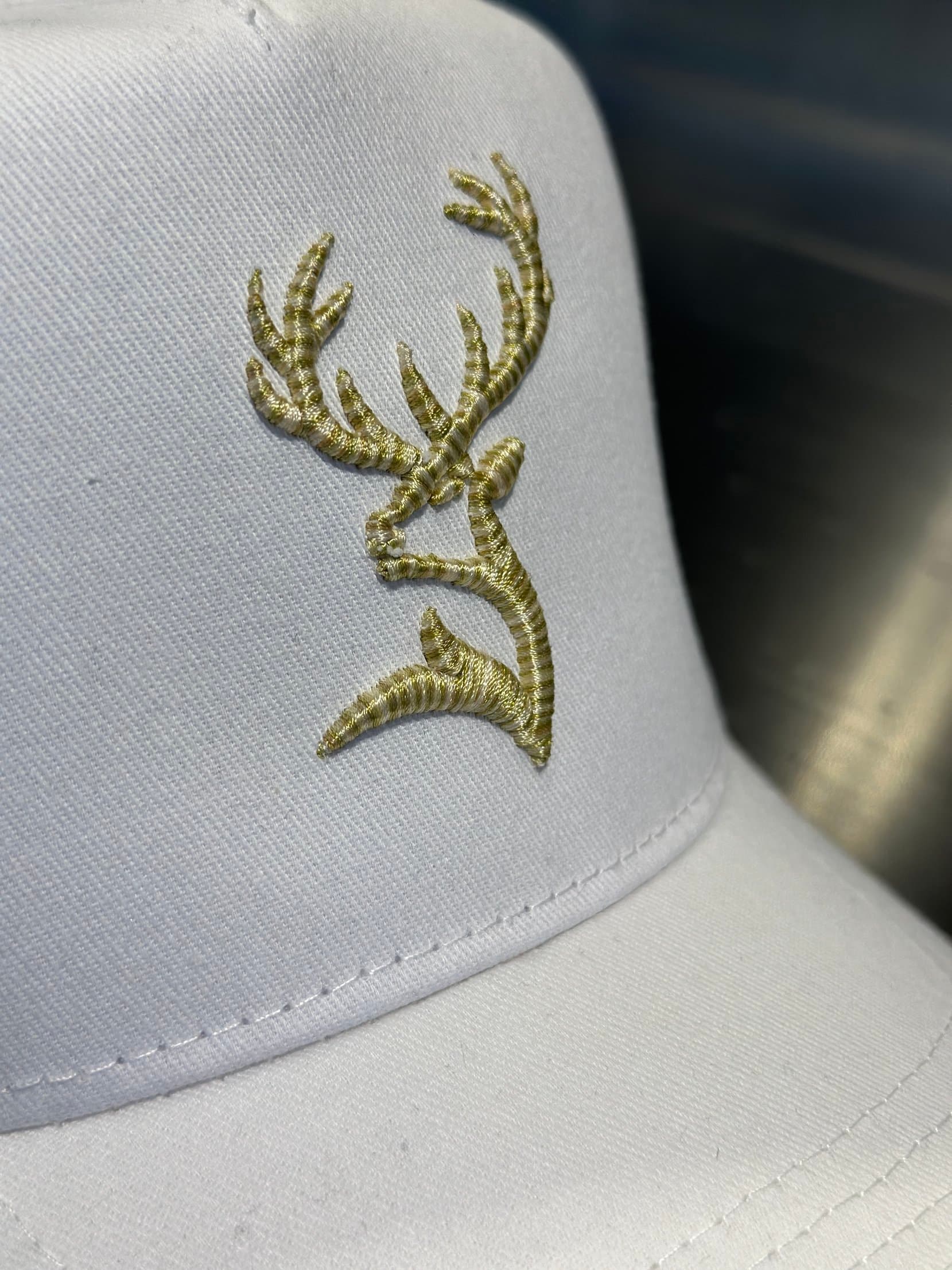 Weisse Cap mit goldenem 3D gestickten Hirsch, gestickt in Chur