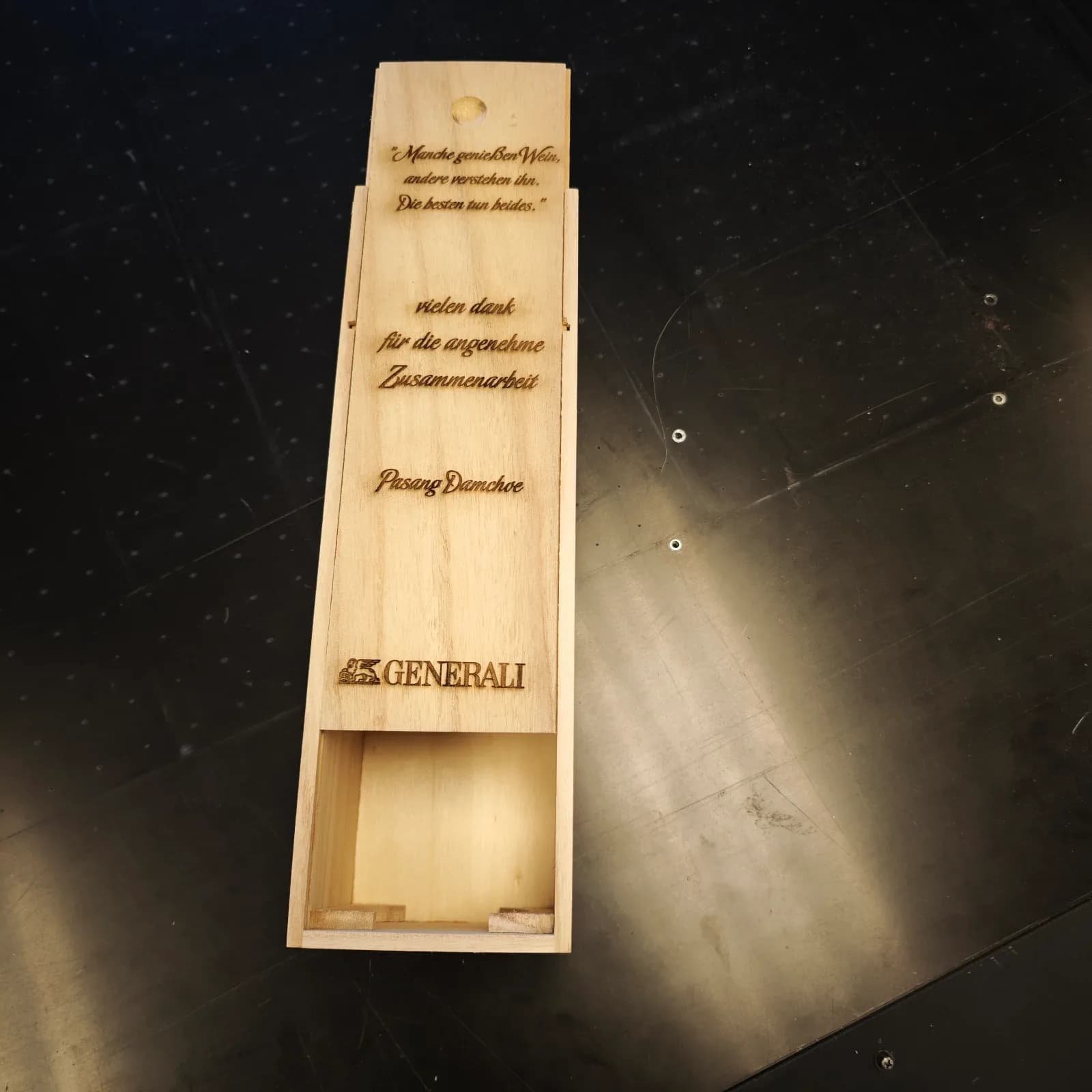 Wein-Holzbox mit Lasergravur von deinprint.ch